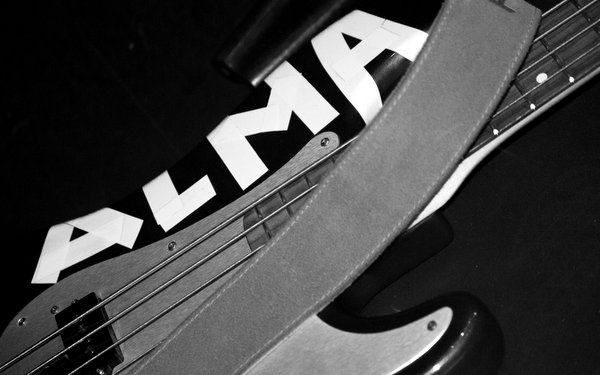 BESO DE CHOCOLATE. Fender ALMA Precision Bass. Foto Eduado Reygadas. Antonio Caraveo Project.